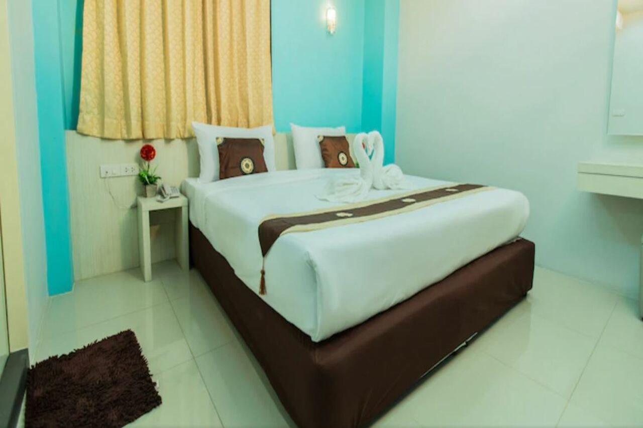 Le Touche Hotel Бангкок Екстер'єр фото