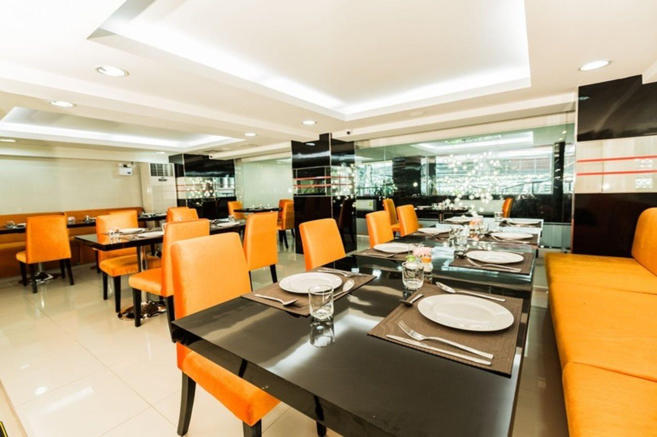 Le Touche Hotel Бангкок Екстер'єр фото