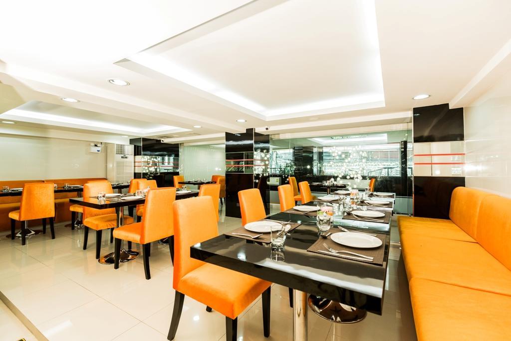 Le Touche Hotel Бангкок Екстер'єр фото