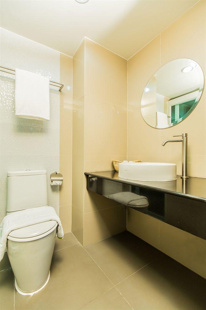 Le Touche Hotel Бангкок Екстер'єр фото