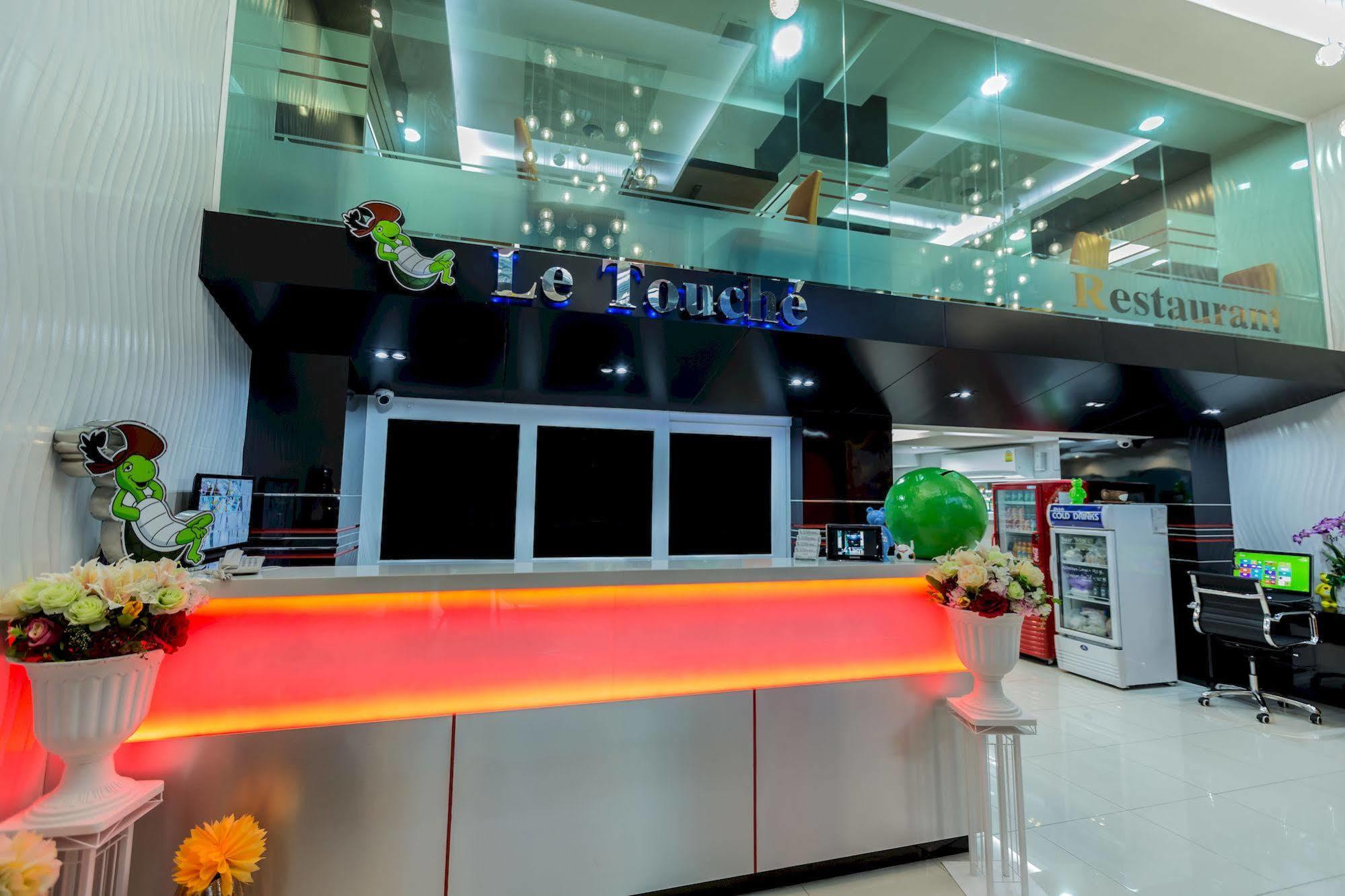 Le Touche Hotel Бангкок Екстер'єр фото