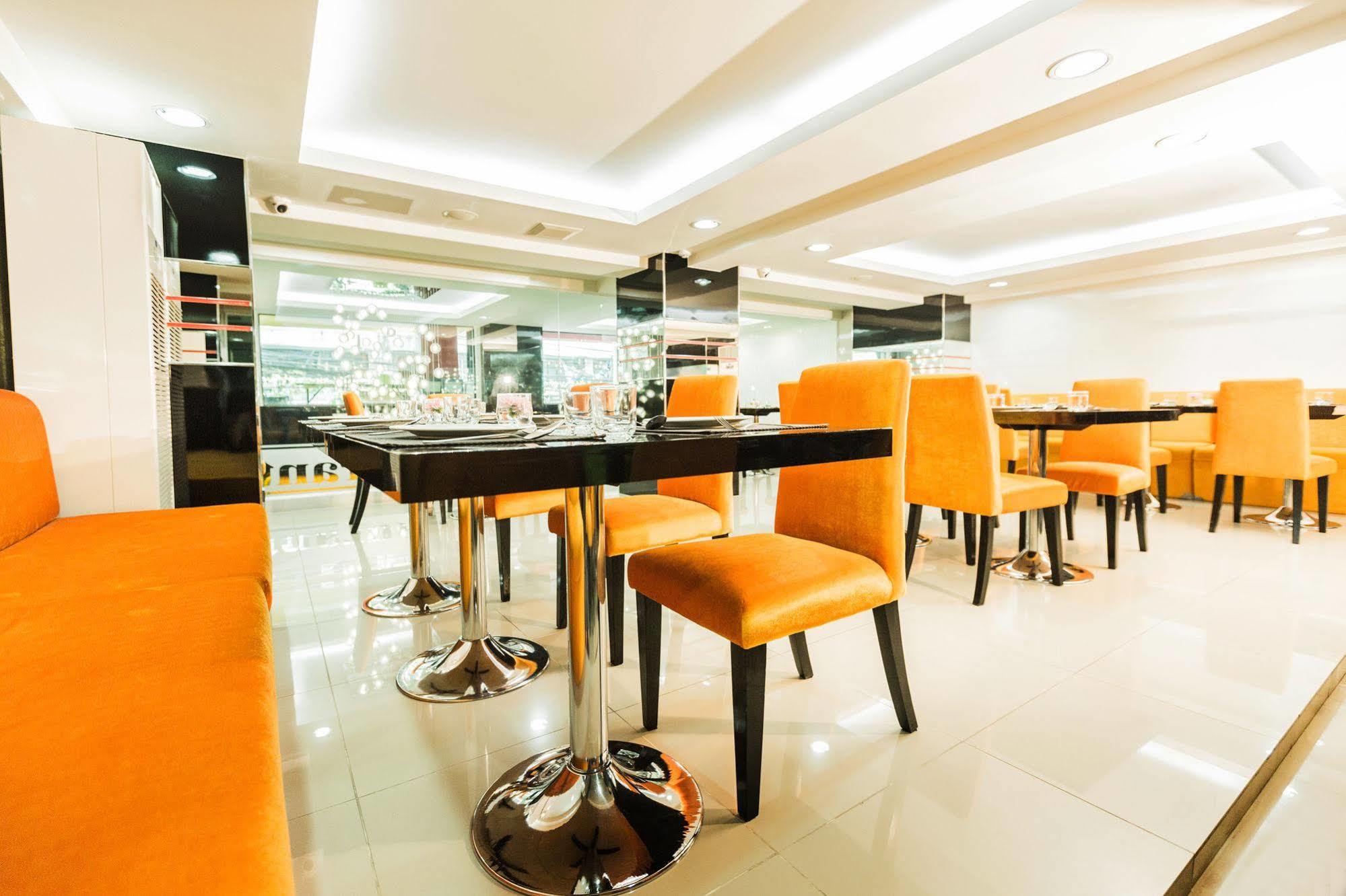 Le Touche Hotel Бангкок Екстер'єр фото