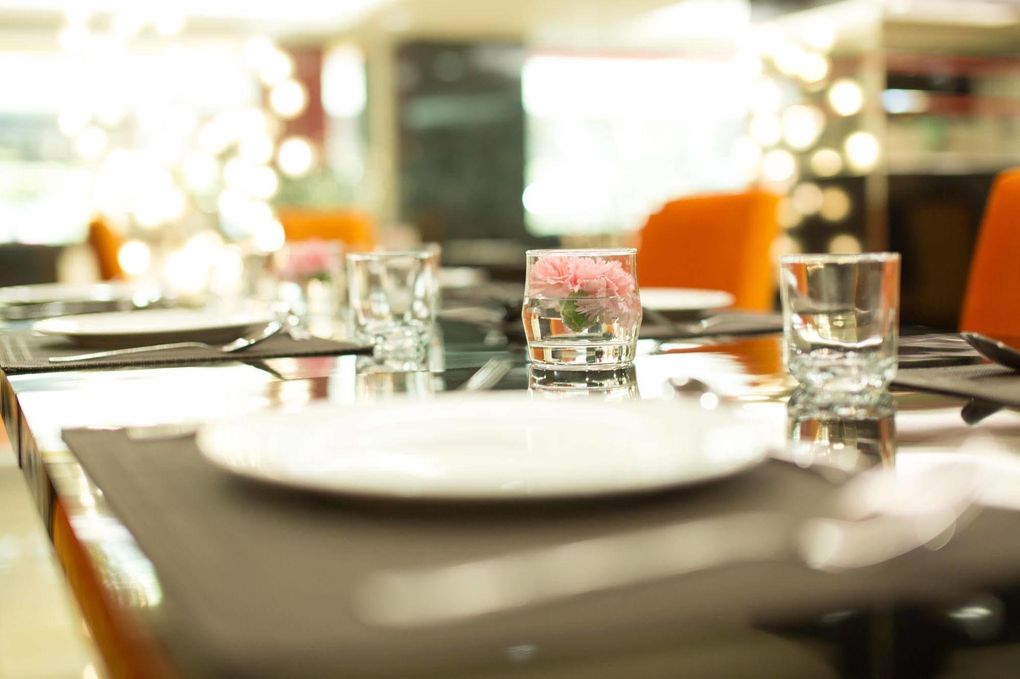 Le Touche Hotel Бангкок Екстер'єр фото