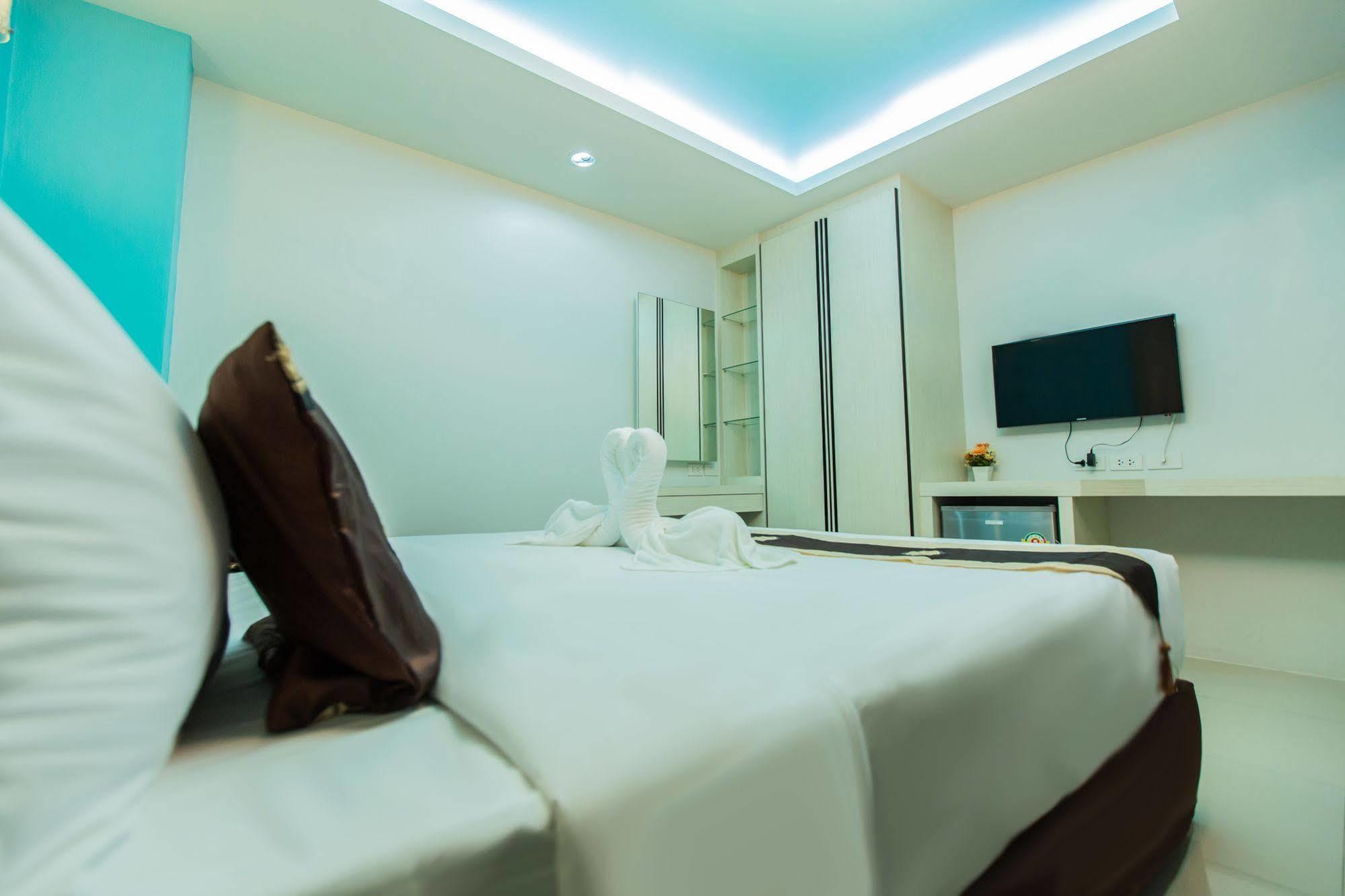 Le Touche Hotel Бангкок Екстер'єр фото