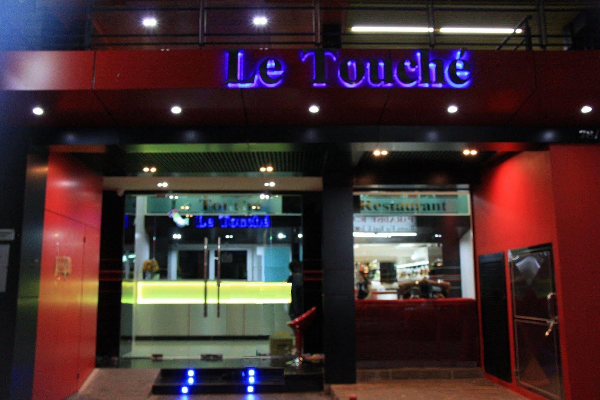Le Touche Hotel Бангкок Екстер'єр фото