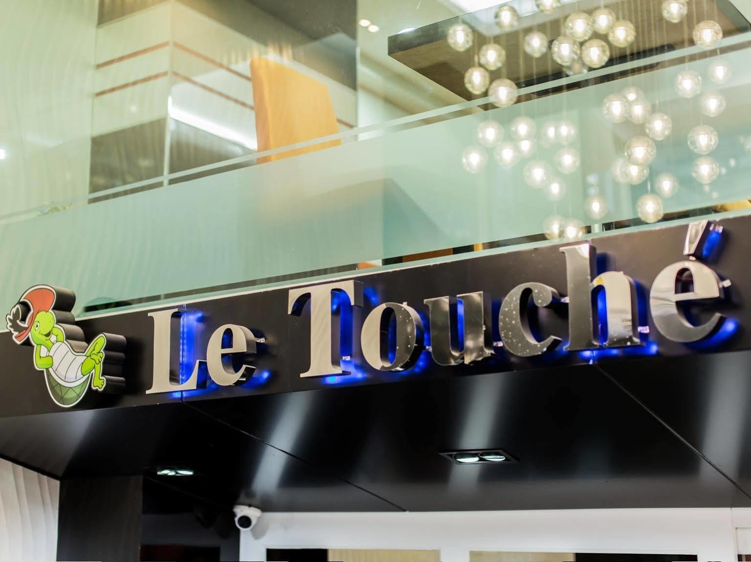 Le Touche Hotel Бангкок Екстер'єр фото