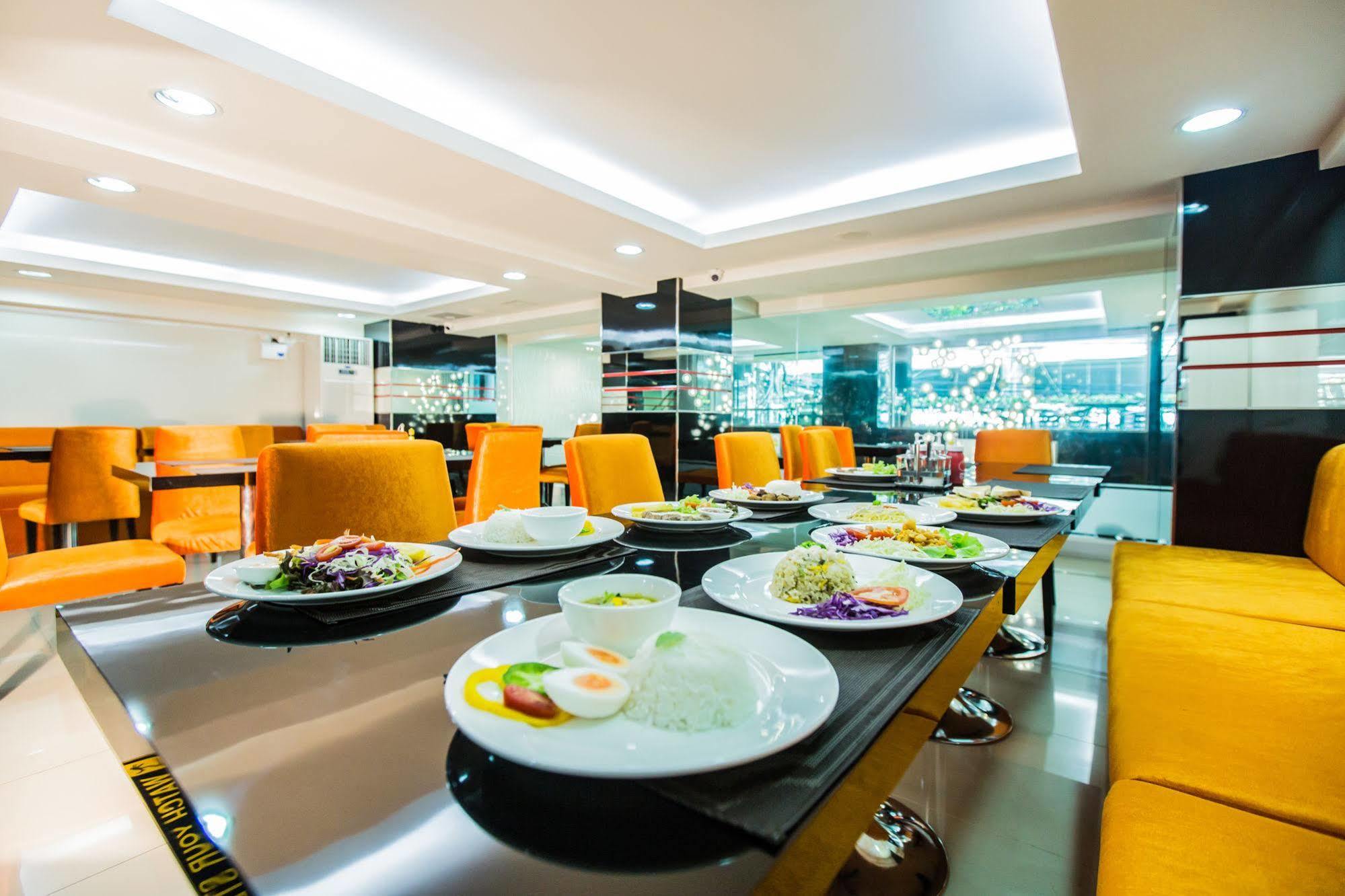 Le Touche Hotel Бангкок Екстер'єр фото