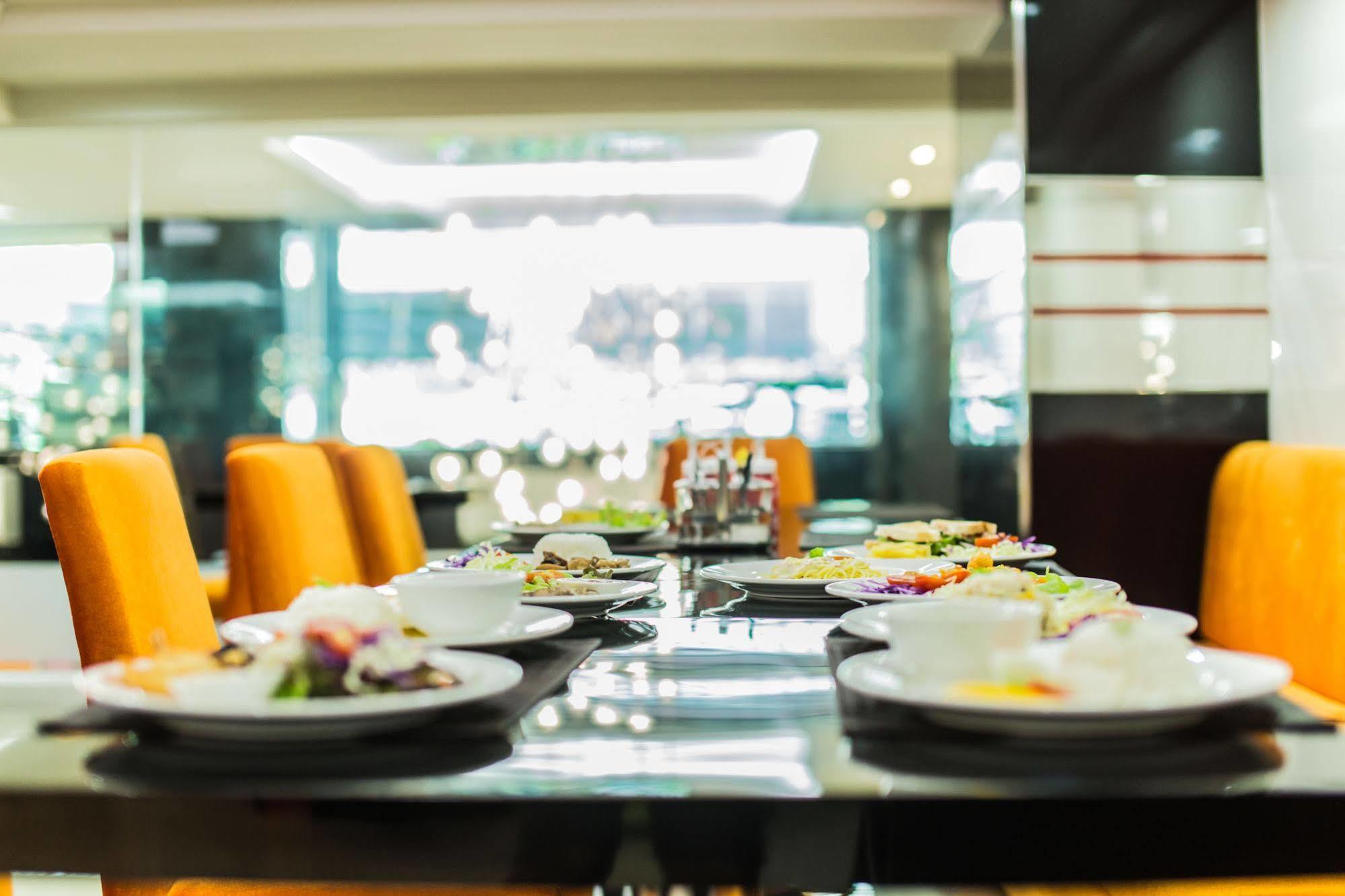 Le Touche Hotel Бангкок Екстер'єр фото